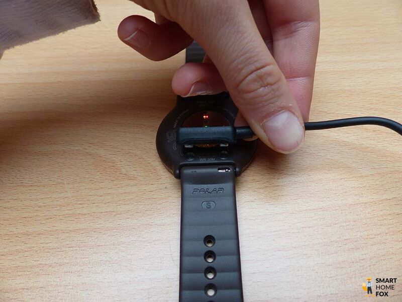 Man sieht das Ladekabel der Polar Ignite 3.